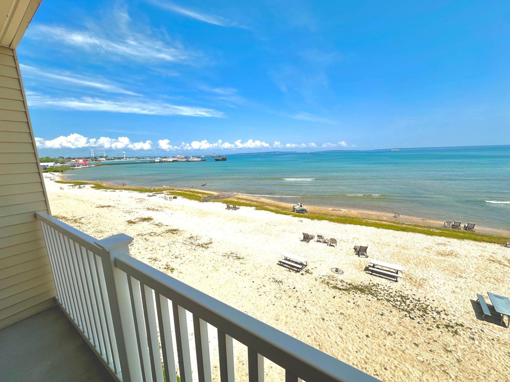 Mackinaw Beach And Bay Inn & Suites Mackinaw Stadt Exterior foto