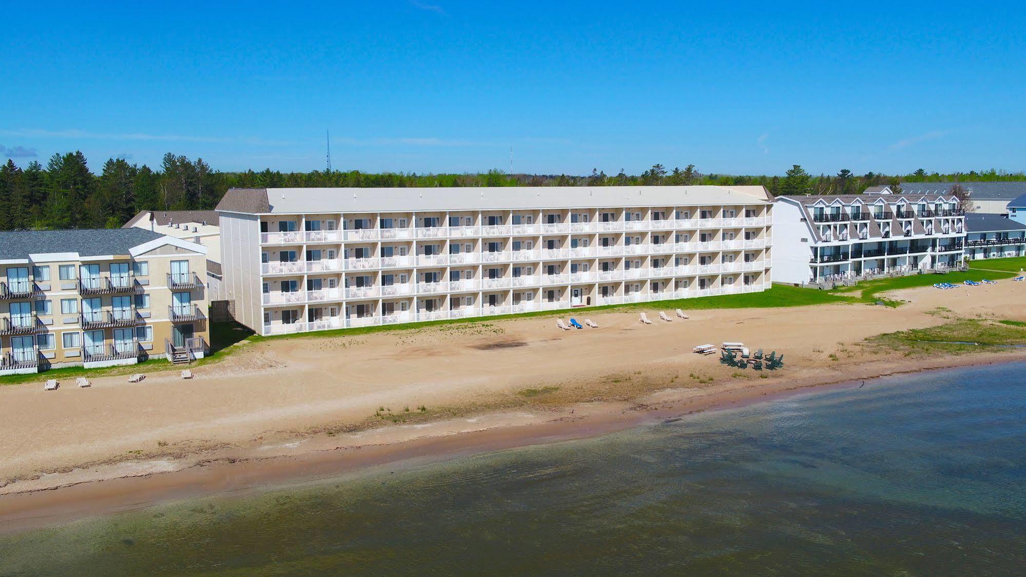 Mackinaw Beach And Bay Inn & Suites Mackinaw Stadt Exterior foto